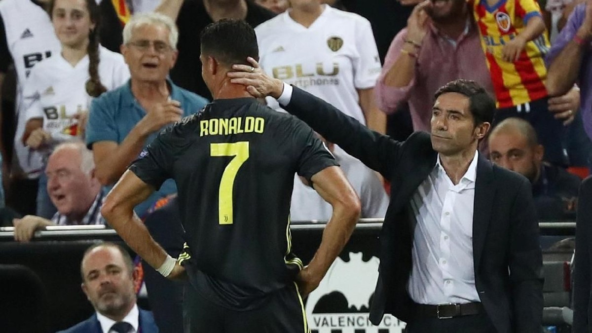 Pelatih Valencia Marcelino menghibur Cristiano Ronaldo (Sergio Perez/Reuters)