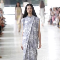 10 tahun berkarya, desainer Sapto Djojokartiko menggelar show tunggal pertamanya sekaligus menghadirkan koleksi terbarunya yang terinspirasi dari era 1980, berlangsung di Istora Senayan, Jakarta. Foto: Mohammad Abduh/Wolipop