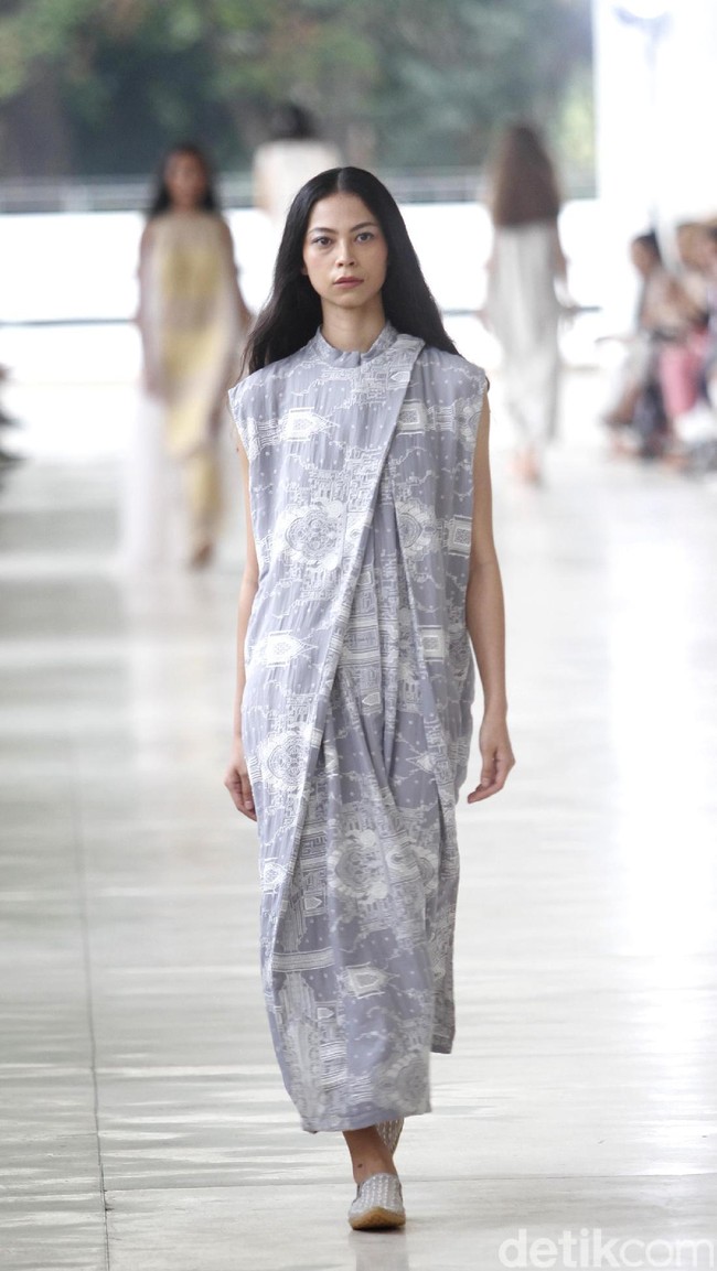 10 tahun berkarya, desainer Sapto Djojokartiko menggelar show tunggal pertamanya sekaligus menghadirkan koleksi terbarunya yang terinspirasi dari era 1980, berlangsung di Istora Senayan, Jakarta. Foto: Mohammad Abduh/Wolipop