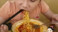 Walau masih belia, ia berani mencicip beragam sajian khas nusantara. Hingga yang bercitarasa pedas sekalipun. Foto: Instagram geneievesw
