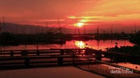 Ketika sunset tiba, Rawa Pening pun begitu mempesona lewat semburat warna oranye di kejauhan (Adri Yudha/dTraveler)