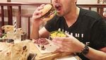 Muda dan Tampan! Ini Penyanyi India Armaan Malik Saat Ngemil Burger