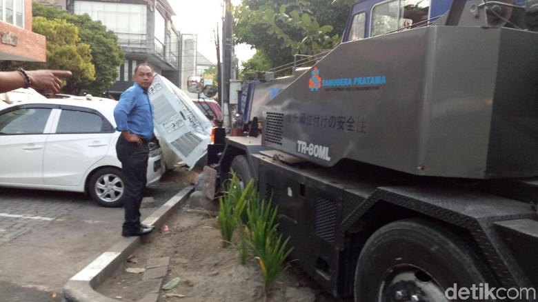 Rem Blong, Mobil Crane Tabrak Pohon dan Merusak 2 Mobil Rem Blong, Mobil Crane Tabrak Pohon dan Merusak 2 Mobil
