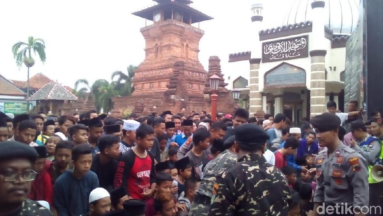 Tumplek Blek, Ribuan Warga Antre Nasi Buka Luwur di Menara Kudus Tumplek Blek, Ribuan Warga Antre Nasi Buka Luwur di Menara Kudus