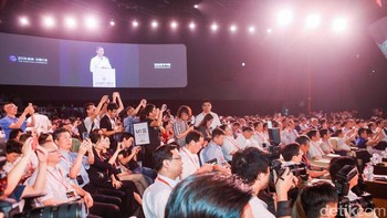 Saat Ma naik ke panggung, tepuk tangan meriah pun memenuhi seisi hall Cloud Town International Convention and Exhibition Center, Hangzhou, China tempat berlangsungnya acara. Hadirin antusias mendengarkan. Foto: Alibaba / Teks: Rachmatunnisa