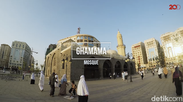 Masjid Ghamamah, terletak 300 meter dari pintu 6 Masjid Nabawi. Banyak kisah di masjid ini, salah satunya riwayat soal hujan pada masa paceklik.