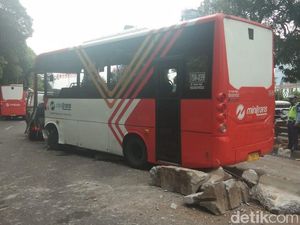 Ini Penyebab Minitrans Terguling di Jalan Gatot Subroto