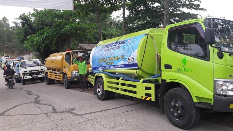 3 Kampung di Bekasi Kekeringan, Polisi Kirim 7 Truk Tangki Air 3 Kampung di Bekasi Kekeringan, Polisi Kirim 7 Truk Tangki Air