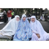 Di Hari Raya, Via juga tampak berfoto memakai mukena bersama keluarga. Mukena yang ia pakai tampak memadukan motif floral dan renda. Foto: Dok. Instagram