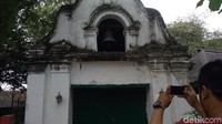 Lonceng Gajah Mungkur berada di Selatan Langgar Keraton Kanoman. Lonceng ini dulu difungsikan untuk penanda waktu salat. (Sudirman Wamad/detikTravel)