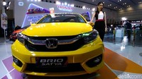 Para usher ini menjadi pendamping mobil-mobil yang dipamerkan di GIIAS Surabaya. Foto: Deny Prastyo Utomo