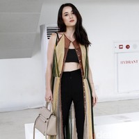 Julie Estelle tampil seksi dengan miniset dan legging hitam, serta vest panjang sebagai luaran. Peep toe heels jadi andalan untuk menopang kaki jenjangnya. (Foto: Mohammad Abduh/Wolipop)