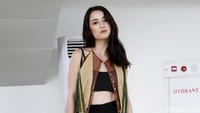 Julie Estelle, pemeran Rika di film Headshot, juga punya perut yang seperti roti sobek. Keren banget ya! Foto: Mohammad Abduh/Wolipop