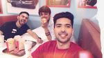 Muda dan Tampan! Ini Penyanyi India Armaan Malik Saat Ngemil Burger