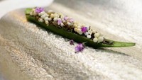 Yang ini hidangan yang terbuat dari sayuran okra. Foodies yang merasa lapar, sebaiknya tidak datang ke resto ini karena Chef Namai lebih mengunggulkan sisi seni dibanding kuantitas. Foto: instagram yusuke namai