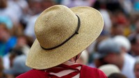 Penggunaan topi bagi para turis tak hanya berfungsi untuk melindungi kepala dari panas matahari tetapi juga untuk menunjang penampilan agar tetap tampil keren dan mempesona saat berlibur. Max Rossi/Reuters.