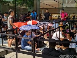 Begini Antrean Panjang Beli iPhone Baru di Singapura