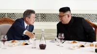 Presiden Korea Selatan Moon Jae-In tampak mengobrol santai dengan Pemimpin Korea Utara Kim Jong Un saat makan siang di Pyongyang, Korea Utara. Pyeongyang Press Corps/Pool via Reuters.