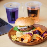 Asyik! Makan Burger Tempe dan Kawista Tea di Perkebun Modern