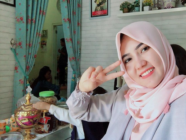 Begitupun saat merayakan Hari Raya Idul Fitri di Siduarjo. Ia tampil cantik dengan hijab segi empat berwarna pink dengan aksen tassel. Foto: Dok. Instagram