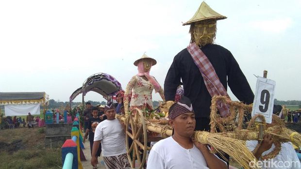 Wong-wongan sawah ikut dikirab dalam acara ini. 