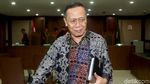 Senyum Amin Santono di Sidang Dakwaan Kasus Korupsi