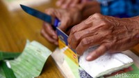 Isu mengenai tempe setipis ATM sempat menghebohkan publik usai dibahas oleh Bakal Calon Wakil Presiden Sandiaga Uno saat menanggapi keadaan ekonomi Indonesia yang keok menghadapi dollar Amerika Serikat. Isu tempe setipis ATM pun menjadi ide awal diselenggarakannya lomba potong tempe setipis ATM di Jakarta, Kamis (20/9/2018).