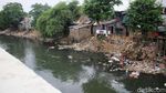 Potret Sampah di Pinggiran Ciliwung Saat Surut