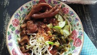 Bubur yang lembut dipadu dengan tauge dan sawi asin yang segar. Ditambah semur kentang dan ceker. Aduh enaknya! Foto : Instagram @wikewidayanti