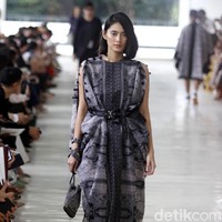 10 tahun berkarya, desainer Sapto Djojokartiko menggelar show tunggal pertamanya sekaligus menghadirkan koleksi terbarunya yang terinspirasi dari era 1980, berlangsung di Istora Senayan, Jakarta. Foto: Mohammad Abduh/Wolipop