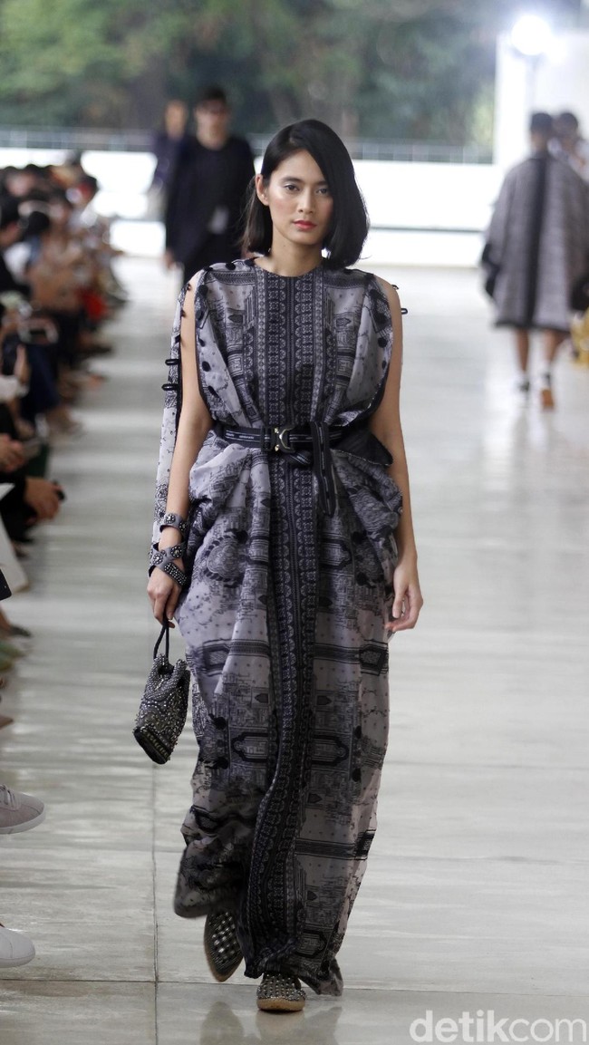 10 tahun berkarya, desainer Sapto Djojokartiko menggelar show tunggal pertamanya sekaligus menghadirkan koleksi terbarunya yang terinspirasi dari era 1980, berlangsung di Istora Senayan, Jakarta. Foto: Mohammad Abduh/Wolipop