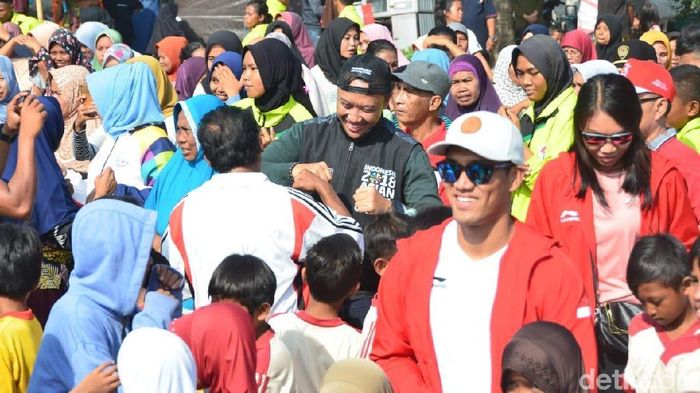 Menpora berkunjung ke warga terdampak bencana gempa bumi di Lombok Barat. (Harianto N/detikSport) Menpora berkunjung ke warga terdampak bencana gempa bumi di Lombok Barat. (Harianto N/detikSport)