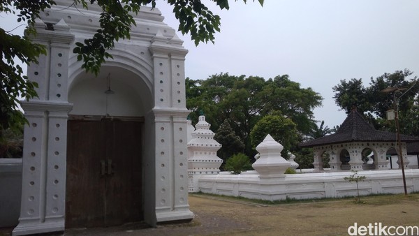 Sri Jayabhupati adalah Raja Kerajaan Padjajaran yang ke-20. Pintu ini sempat terbengkalai setelah Jayabhupati wafat, karena ada perebutan warisan antar keturunannya (Sudirman/detikTravel) Sri Jayabhupati adalah Raja Kerajaan Padjajaran yang ke-20. Pintu ini sempat terbengkalai setelah Jayabhupati wafat, karena ada perebutan warisan antar keturunannya (Sudirman/detikTravel)
