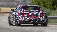 Bodi mobil masih ditutupi kamuflase, namun Toyota mengatakan prototipe mobil ini sudah 95 persen sama dengan mobil yang akan diproduksi nanti. Foto: Toyota