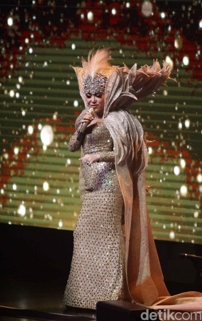 Aksi panggung Syahrini dibalut gaun mewah Sebastian Gunawan. Foto: Pradita Utama