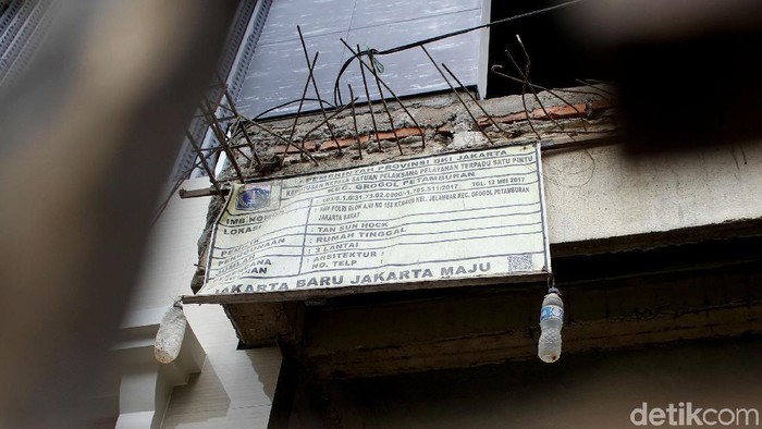 Sebuah rumah di Jl. Kav Polri Blok A no 158, Jelambar, Jakarta, ditertibkan Satpol PP. Fisik bangunan tersebut tidak sesaui dengan IMB.