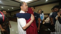Keluarga langsung memeluk Abdul Latif usai sidang.
