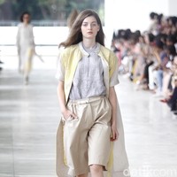 10 tahun berkarya, desainer Sapto Djojokartiko menggelar show tunggal pertamanya sekaligus menghadirkan koleksi terbarunya yang terinspirasi dari era 1980, berlangsung di Istora Senayan, Jakarta. Foto: Mohammad Abduh/Wolipop