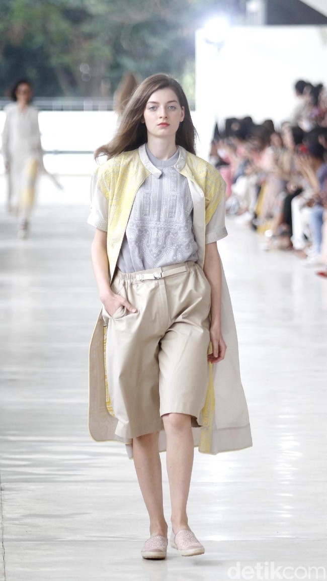 10 tahun berkarya, desainer Sapto Djojokartiko menggelar show tunggal pertamanya sekaligus menghadirkan koleksi terbarunya yang terinspirasi dari era 1980, berlangsung di Istora Senayan, Jakarta. Foto: Mohammad Abduh/Wolipop