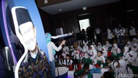 Anak-anak mendengarkan penjelasan mengenai pesawat anyar rancangan Presiden ke-3 BJ Habibie tersebut.