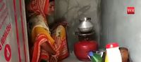 Karena Banjir, Wanita Ini Masak Makanan Langsung di Lubang WC