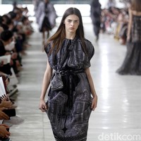 10 tahun berkarya, desainer Sapto Djojokartiko menggelar show tunggal pertamanya sekaligus menghadirkan koleksi terbarunya yang terinspirasi dari era 1980, berlangsung di Istora Senayan, Jakarta. Foto: Mohammad Abduh/Wolipop