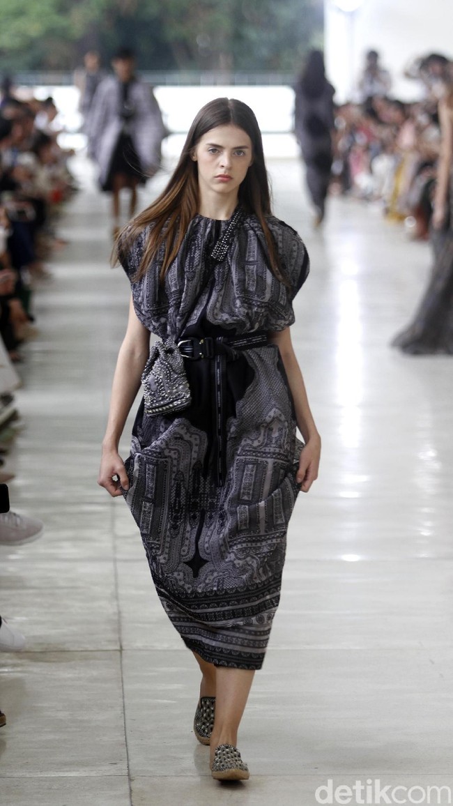 10 tahun berkarya, desainer Sapto Djojokartiko menggelar show tunggal pertamanya sekaligus menghadirkan koleksi terbarunya yang terinspirasi dari era 1980, berlangsung di Istora Senayan, Jakarta. Foto: Mohammad Abduh/Wolipop