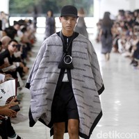 10 tahun berkarya, desainer Sapto Djojokartiko menggelar show tunggal pertamanya sekaligus menghadirkan koleksi terbarunya yang terinspirasi dari era 1980, berlangsung di Istora Senayan, Jakarta. Foto: Mohammad Abduh/Wolipop