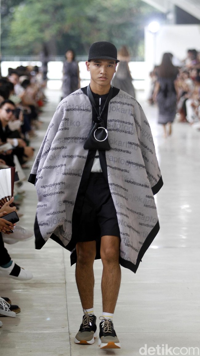 10 tahun berkarya, desainer Sapto Djojokartiko menggelar show tunggal pertamanya sekaligus menghadirkan koleksi terbarunya yang terinspirasi dari era 1980, berlangsung di Istora Senayan, Jakarta. Foto: Mohammad Abduh/Wolipop