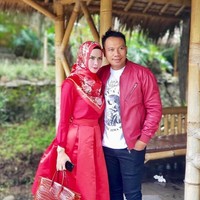 Angel Lelga tampak bergaya mesra dengan Vicky Prasetyo saat mereka mengunjungi Garut. Angel yang kini tengah bersiap menjadi caleg dari Partai Perindo itu tampak menenteng tas Hermes Birkin berwarna merah yang harganya mencapai US$ 80.000 atau sekitar Rp 1,2 miliar. Foto: Instagram