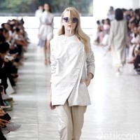 10 tahun berkarya, desainer Sapto Djojokartiko menggelar show tunggal pertamanya sekaligus menghadirkan koleksi terbarunya yang terinspirasi dari era 1980, berlangsung di Istora Senayan, Jakarta. Foto: Mohammad Abduh/Wolipop