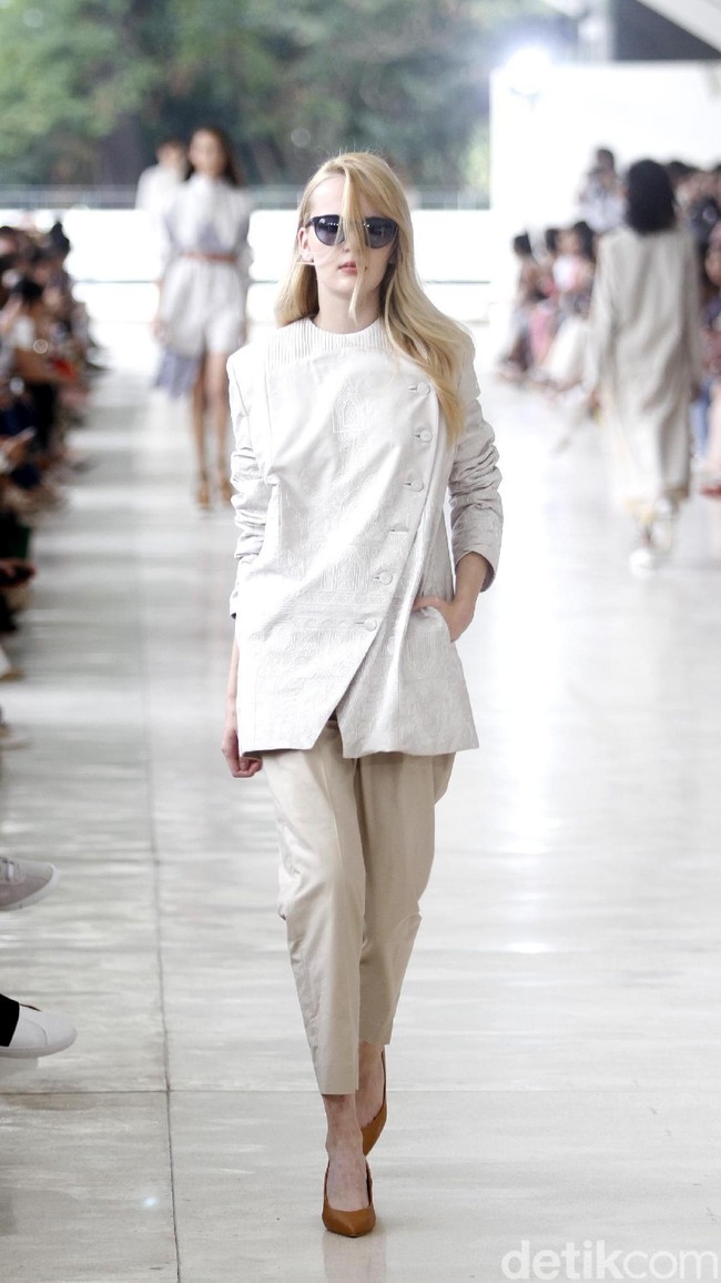 10 tahun berkarya, desainer Sapto Djojokartiko menggelar show tunggal pertamanya sekaligus menghadirkan koleksi terbarunya yang terinspirasi dari era 1980, berlangsung di Istora Senayan, Jakarta. Foto: Mohammad Abduh/Wolipop