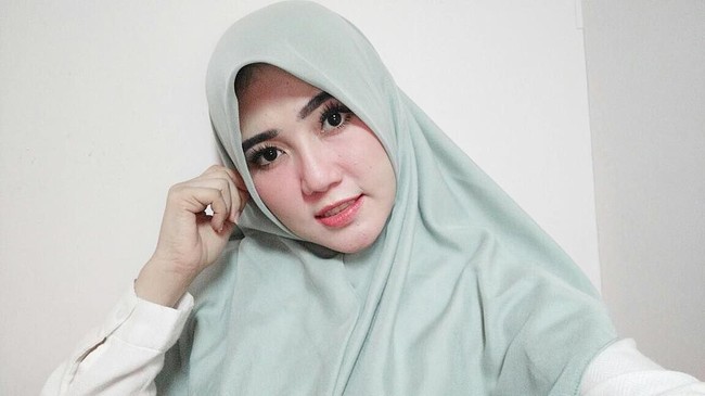 Baru-baru ini, Via tampil berbeda dengan hijab dan busana tertutup saat mengunjungi Istanbul, Turki. Kala itu Via mengunjungi Blue Mosque, di mana semua pengunjung diwajibkan memakai pakaian tertutup. Foto: Dok. Instagram