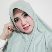 Baru-baru ini, Via tampil berbeda dengan hijab dan busana tertutup saat mengunjungi Istanbul, Turki. Kala itu Via mengunjungi Blue Mosque, di mana semua pengunjung diwajibkan memakai pakaian tertutup. Foto: Dok. Instagram